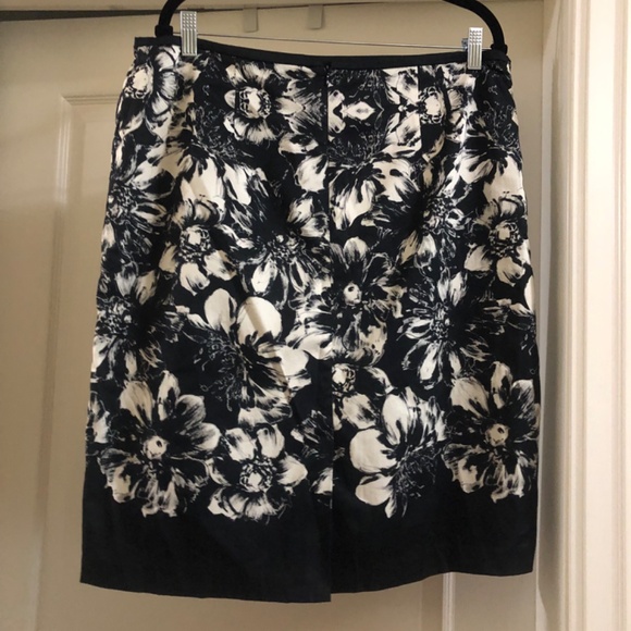 Ann Taylor black and white floral skirt fully lined size 18 - Picture 2 of 3